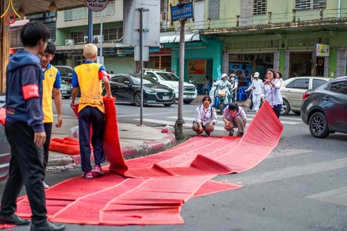 ภาพ No.130018:V.34 เพื่อธรรมเพื่อบางกล่ำ การรับบุญของเจ้าหน้าที่หน่วยงานต่างๆ  เพื่องานธรรมยาตราอัญเชิญพระบรมสารีริกธาตุ ประดิษฐาน ณ มหารัตนเจดีย์สิริปทุมสวรรค์ (เจดีย์อริยพุทธะ 5 พระองค์) ณ ศูนย์ปฏิบัติธรรมภาคใต้ อ.บางกล่ำ จ.สงขลา ระหว่างวันที่ 9-10 มีนาคม พ.ศ. 2567