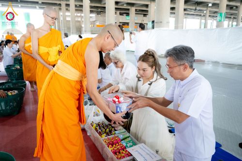 พิธีตักบาตรโครงการบรรพชาสามเณร โรงเรียนนานาชาติ รุ่นที่ 13 ณ มหารัตนวิหารคด 9 วัดพระธรรมกาย วันเสาร์ที่ 20 กรกฎาคม พ.ศ. 2567