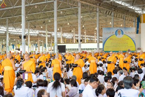 ภาพ No.243492:วันที่ 7 กันยายน พ.ศ. 2568 พิธีตักบาตร ข้าวสารอาหารแห้ง ในวันครูผู้ค้นพบวิชชาธรรมกาย ณ บ้านแก้วเรือนทองคุณยายฯ สภาธรรมกายสากล วัดพระธรรมกาย