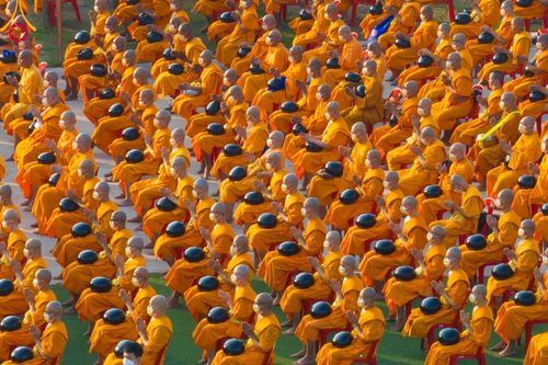 ภาพ No.101833:ตักบาตรพระ 10,000 รูป เติมบุญให้แผ่นดิน เนื่องในโอกาส 192 ปี จังหวัดกาญจนบุรี หนึ่งในโครงการตักบาตรพระ 2,000,000 รูป  77 จังหวัดทุกวัดทั่วไทย วันจันทร์ที่ 11 ธันวาคม พ.ศ. 2566 บริเวณถนนสองแคว (SKY WALK) เมืองกาญจนบุรี