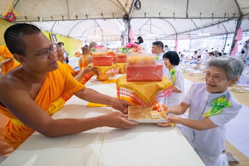 ภาพ No.201818:พิธีถวายภัตตาหารเป็นสังฆทาน แด่พระธรรมยาตรา ณ อนุสรณ์สถานบางปลา วัดบางปลา อำเภอบางเลน จังหวัดนครปฐม ในโครงการธรรมยาตรา กตัญญูบูชา มหาปูชนียาจารย์ พระมงคลเทพมุนี(สด จนฺทสโร) พระผู้ปราบมาร อนุสรณ์สถาน 7 แห่ง ปีที่ 13 วันที่ 26 มกราคม พ.ศ. 2568