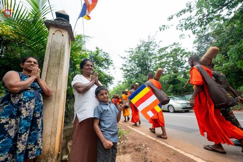 ภาพ No.140698:PhotoStory มหาศรัทธา ธรรมยาตราศรีลังกา EP.4 โครงการสยาม-ลังกา ธรรมยาตรา ฉลองเทศกาลวิสาขบูชาแห่งชาติ ศรีลังกา  บูชาธรรม 80 ปีหลวงพ่อธัมมชโย เส้นทางจาก เมืองดัมบูลลา ไปยัง เมืองมาตะเล  ตั้งแต่วันที่ 17-20 พฤษภาคม พ.ศ. 2567
