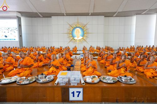 ภาพ No.143196:พิธีถวายภัตตาหารเพื่อเป็นกำลังแห่งการเข้าถึงธรรม ของพระภิกษุสามเณร วัดพระธรรมกาย วันเสาร์ที่ 6 กรกฏาคม พ.ศ. 2567 ณ หอฉันคุณยายอาจารย์ วัดพระธรรมกาย จ.ปทุมธานี