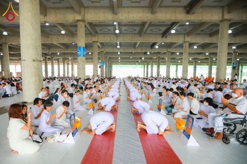 ภาพ No.62745:พิธีขอขมามอบผ้าไตร ในโครงการอุปสมบทหมู่ บูชาธรรมหลวงพ่อธัมมชโย พ.ศ.2567  โครงการอุปสมบทหมู่ธรรมทายาท ระดับอุดมศึกษา รุ่นที่51 (ภาคฤดูร้อน) โครงการบวชพระนานาชาติ AEC และ WAB รุ่นผู้บริหาร(รุ่นที่2) ณ ลานธรรม พระมหาธรรมกายเจดีย์ วันที่ 13 เมษายน พ.ศ. 2567
