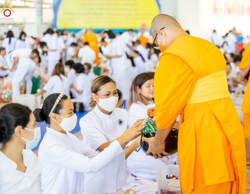 ภาพ No.89462:พิธีตักบาตร ข้าวสารอาหารแห้ง พิธีบูชาข้าวพระ และพิธีจุดเทียนใจ ไฟนิรันดร์  อนันตชัย ณ สภาธรรมกายสากล วัดพระธรรมกาย วันอาทิตย์ที่ 1 ตุลาคม พ.ศ. 2566