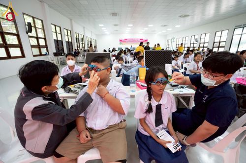 ภาพ No.230361:วันจันทร์ที่ 30 มิถุนายน พ.ศ. 2568 เจ้าอาวาสวัดพระธรรมกาย เยี่ยมอนุโมทนาให้กำลังใจ บุคลากรทางการแพทย์-เจ้าหน้าที่ผู้ปฏิบัติงาน โครงการรถตัดแว่นสายตาเคลื่อนที่สภากาชาดไทย เพื่อเด็กนักเรียนในชนบท พื้นที่จังหวัดปทุมธานี