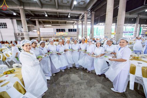 ภาพ No.219418:วันอังคารที่ 22 เมษายน พ.ศ. 2568 พิธีมอบปัจจัยช่วยเหลือครู 4 จังหวัดชายแดนภาคใต้ , พิธีกล่าวคำถวายอุปกรณ์ เพื่อเตรียมการต้อนรับคณะสงฆ์ฯ , พิธีกล่าวคำถวายภัตตาหารเป็นสังฆทาน , คณะสงฆ์ฉันภัตตาหารเพล  เนื่องในวันคุ้มครองโลก พิธีถวายมหาสังฆทานแด่คณะสงฆ์