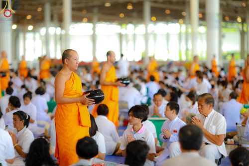 ภาพ No.139079:พิธีตักบาตร , พิธีบูชาข้าวพระ ณ ห้องแก้วสารพัด 1 สภาธรรมกายสากล วัดพระธรรมกาย วันอาทิตย์ต้นเดือนที่ 2 มิถุนายน พ.ศ. 2567