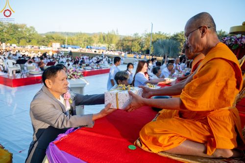 ภาพ No.103855:พิธีตักบาตรพระ 1,000 รูป ครั้งที่ 7 ถวายเป็นพุทธบูชา เพื่อช่วยเหลือคณะสงฆ์ 323 วัด 4 จังหวัดชายแดนภาคใต้ และถวายแด่คณะสงฆ์จังหวัดพิษณุโลก ณ ลานธรรมธุดงคสถานพิษณุโลก อ.วังทอง จ.พิษณุโลก วันที่ 24 ธันวาคม พ.ศ. 2566