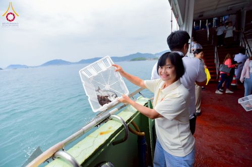 ภาพ No.224858:วันเสาร์ ที่ 10 พฤษภาคม พ.ศ. 2568 วัดพระธรรมกายฮ่องกง จัดพิธีปล่อยปลา บนเรือใหญ่บนอ่าวฮ่องกง และจัดพิธีถวายมหาสังฆทานกลางทะเล ประจำปี 2568 เนื่องในสัปดาห์วิสาขบูชาโลก