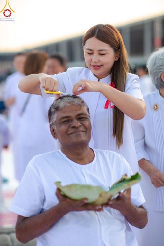 ภาพ No.180010:พิธีปลงผมนาคธรรมทายาท ในโครงการอุปสมบทหมู่ บูชาธรรมมหาปูชนียาจารย์ (ศูนย์อบรมวัดพระธรรมกาย) วันที่ 1 ธันวาคม พ.ศ. 2567 ณ ลานธรรมหารัตนวิหารคด วัดพระธรรมกาย จ.ปทุมธานี