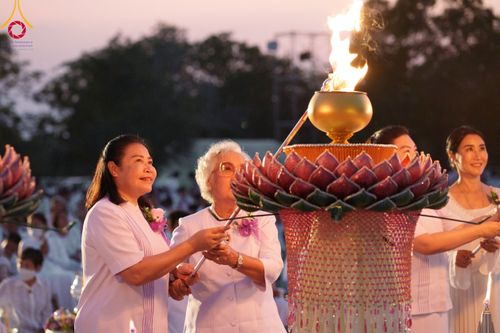 ภาพ No.112185:พิธีจุดประทีปถวายเป็นพุทธบูชา และบูชาธรรมมหาปูชนียาจารย์ พระมงคลเทพมุนี(สด จนฺทสโร) ในโครงการธรรมยาตรา กตัญญูบูชา มหาปูชนียาจารย์ พระมงคลเทพมุนี(สด จนฺทสโร) พระผู้ปราบมาร อนุสรณ์สถาน 7 แห่ง ปีที่ 12 วันที่ 14 มกราคม พ.ศ. 2567 ณ วัดสองพี่น้อง อ.สองพี่น้อง