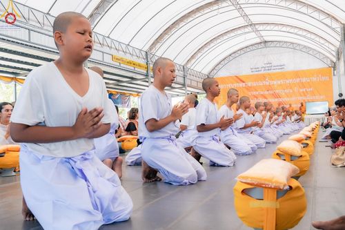 ภาพ No.133457:พิธีขอขมารับผ้าไตร, พิธีบรรพชาสามเณร, สามเณรออกบิณฑบาต ในโครงการบรรพชาสามเณร ฟื้นฟูพระพุทธศาสนาทั่วไทย  ณ ศูนย์ปฏิบัติธรรม และอบรมเยาวชนเมืองยะลา วันที่ 3 เมษายน พ.ศ. 2567