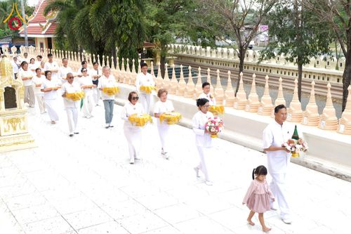 ภาพ No.277943:พิธีตัดปอยผมและปลงผมนาคธรรมทายาท พิธีขอขมาผู้ปกครอง ณ ศูนย์อบรมเยาวชนนครปฐม จ.นครปฐม และพิธีมอบบาตร ผ้าไตร นาคธรรมทายาท พิธีบรรพชา อุปสมบทหมู่ ณ วัดลาดหญ้าไทร จ.นครปฐม