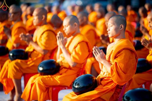 ภาพ No.195354:พิธีตักบาตรพระธรรมยาตรา ณ อนุสรณ์สถานลำดับที่ 3 สถานที่เกิดใหม่ในเพศสมณะ วัดสองพี่น้อง ต.ต้นตาล อ.สองพี่น้อง จ.สุพรรณบุรี ในโครงการธรรมยาตรา กตัญญูบูชา มหาปูชนียาจารย์ พระมงคลเทพมุนี(สด จนฺทสโร) พระผู้ปราบมาร ปีที่ 13 วันที่ 15 มกราคม พ.ศ.2568