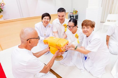 ภาพ No.252251:วันที่ 4-5 ตุลาคม พ.ศ. 2568  วัดพระธรรมกายแคลิฟอร์เนีย ประเทศสหรัฐอเมริกา ได้จัดพิธีตัดปอยผม โดยคณะสงฆ์ ญาติ ๆ และสาธุชน ให้กับนาคธรรมทายาท 8 ท่าน และได้จัดพิธีบรรพชา-อุปสมบท ฉลองพิธีทอดกฐินบรมจักรพรรดิ สร้างอุโบสถ 82 ปี บูชาธรรมหลวงพ่อธัมมชโย