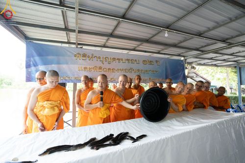 ภาพ No.86063:งานบุญครบรอบ 12 ปี ณ ศูนย์อบรมเยาวชนนครปฐม วันเสาร์ ที่ 19 สิงหาคม พ.ศ. 2566 พิธีทอดผ้าป่าบำรุงศูนย์ และพิธีเจริญพระพุทธมนต์ ฉลองหอฉันคุณยายฯ ประธานสงฆ์  พระมหาคมสัน  ธมฺมาสนฺโน ประธานบุญพิธี กัลฯสุนทรินทร์  จันทนา และคณะเจ้าภาพจังหวัดนครปฐม