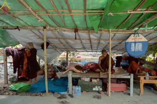 ภาพ No.220319:วันที่ 17 เมษายน พ.ศ. 2568 ผู้แทนวัดพระธรรมกาย ลงพื้นที่เยียวยา ซับน้ำตาเหยื่อแผ่นดินไหวมัณฑะเลย์