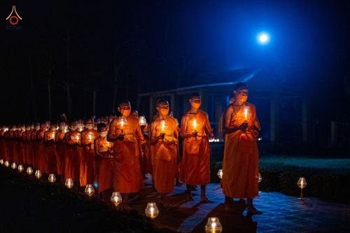 ภาพ No.76570:คณะสงฆ์และสามเณรบังกลาเทศ ปฎิบัติธรรมและจุดโคมประทีปถวายเป็นพุทธบูชา วันที่ 17 กุมภาพันธ์ พ.ศ. 2566