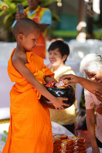 ภาพ No.61084:สามเณรออกบิณฑบาต และกิจกรรมอบรมสามเณร ในโครงการบรรพชาสามเณรฟื้นฟู พระพุทธศาสนาทั่วไทย ณ ศูนย์อบรมที่พักสงฆ์บ้านร่มเย็น จ.นราธิวาส วันที่ 2-15 เมษายน พ.ศ. 2567