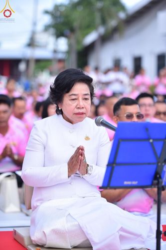 ภาพ No.150815:พิธีเจริญพระพุทธมนต์ และทำบุญตักบาตรแด่คณะสงฆ์ จำนวน 121 รูป เนื่องในโอกาสฉลองครบรอบ 120 ปี อำเภอคลองหลวง จังหวัดปทุมธานี เพื่อถวายเป็นพุทธบูชา ช่วยเหลือผู้ประสบความเดือดร้อนจากอุทกภัย และคณะสงฆ์ 323 วัด 4 จังหวัดชายแดนภาคใต้ วันเสาร์ที่ 31 สิงหาคม พ.ศ. 