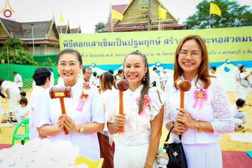 ภาพ No.140462:พิธีตอกเสาเข็มเป็นปฐมฤกษ์ เพื่อสร้างกุฎิและหอสวดมนต์ และพิธีทอดผ้าป่าบำรุงวัด ณ วัดกลางธนรินทร์ ต.บ้านแป้ง อ.พรหมบุรี จ.สิงห์บุรี วันอาทิตย์ที่ 9 มิถุนายน พ.ศ.2567