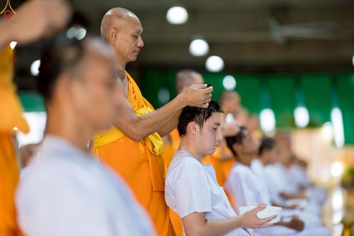 ภาพ No.242969:วันที่ 31 สิงหาคม พ.ศ. 2568 พิธีตัดปอยผมและปลงผม โครงการอุปสมบทหมู่บูชาธรรม ครบรอบ 108 ปี วันครูผู้ค้นพบวิชชาธรรมกาย ณ วัดพระธรรมกาย