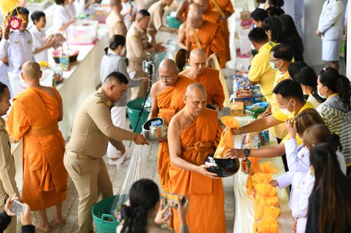 ภาพ No.194773:พิธีเจริญพระพุทธมนต์ และทำบุญตักบาตร ถวายพระราชกุศล แด่พระบาทสมเด็จพระเจ้าอยู่หัว เนื่องในโอกาสพระราชพิธีสมมงคล พระชนมายุเท่าพระบาทสมเด็จพระพุทธยอดฟ้าจุฬาโลกมหาราช สมเด็จพระปฐมบรมกษัตริยาธิราชแห่งพระราชวงศ์จักรี พุทธศักราช 2568 วันที่ 14 มกราคม พ.ศ. 2568