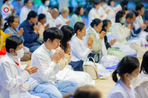 ภาพ No.194917:พิธีถวายภัตตาหารเป็นสังฆทาน แด่พระธรรมยาตรา ณ อนุสรณ์สถานมหาวิหารพระมงคลเทพมุนี (โลตัสแลนด์) อ.สองพี่น้อง จ.สุพรรณบุรี ในโครงการธรรมยาตรา กตัญญูบูชา มหาปูชนียาจารย์ พระมงคลเทพมุนี(สด จนฺทสโร) พระผู้ปราบมาร แห่ง ปีที่ 13 วันที่ 14 มกราคม พ.ศ.2568