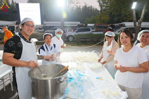 ภาพ No.110704:พิธีถวายภัตตาหารเป็นสังฆทาน แด่คณะพระธรรมยาตราฯ ในโครงการธรรมยาตรากตัญญูบูชา มหาปูชนียาจารย์ พระมงคลเทพมุนี(สด จนฺทสโร) พระผู้ปราบมาร อนุสรณ์สถาน 7 แห่ง ปีที่ 12 วันที่ 12 มกราคม พ.ศ. 2567 ณ อนุสรณ์สถานมหาวิหารพระมงคลเทพมุนี(โลตัสแลนด์) อ.สองพี่น้อง จ.สุ