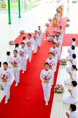 ภาพ No.214786:พิธีต้อนรับสัญญาบัตร พัดยศ พระราชวิเทศวชิรเวที (บัณฑิต วรปญฺโญ) เจ้าอาวาสวัดพระธรรมกายสกอตแลนด์ สหราชอาณาจักร ผู้ช่วยเจ้าอาวาสวัดพระธรรมกาย ณ อุโบสถพระไตรปิฏก วัดพระธรรมกาย