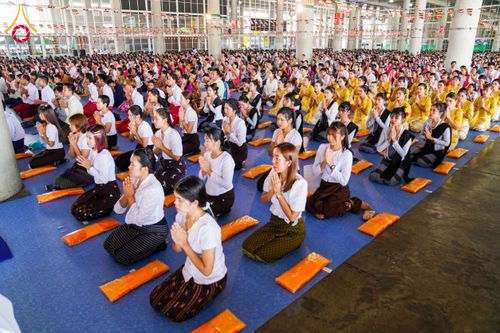 ภาพ No.143690:พิธีถวายผ้าไตร, สวดธรรมจักร, ปฏิบัติธรรม และฟังแสดงพระธรรมเทศนา ภาษาเมียนมา โดยมีสาธุชนชาวเมียนมากว่า 4,000 คน เข้าร่วมพิธี ณ มหารัตนวิหารคด วัดพระธรรมกาย วันอาทิตย์ที่ 7 กรกฎาคม พ.ศ. 2567