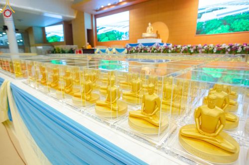 ภาพ No.159491:สัมมนาพิเศษและพิธีมอบองค์พระธรรมกาย 2,000 องค์ ณ ห้องแก้วสารพัดนึก 1 วัดพระธรรมกาย วันอาทิตย์ต้นเดือนที่ 6 ตุลาคม พ.ศ. 2567