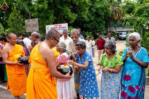 ภาพ No.139428:พิธีตักบาตรรอบเมืองดัมบุลล่า เทศกาลวิสาขบูชาแห่งชาติ ศรีลังกา เมื่อวันที่ 16 พฤษภาคมที่ผ่านมา คณะสงฆ์จากวัดพระธรรมกาย และคณะพระภิกษุสามเณรศรีลังกา ในโครงการสยาม-ลังกา ธรรมยาตรา ฉลองเทศกาลวิสาขบูชาแห่งชาติ ศรีลังกา บูชาธรรม 80 ปีหลวงพ่อธัมมชโย