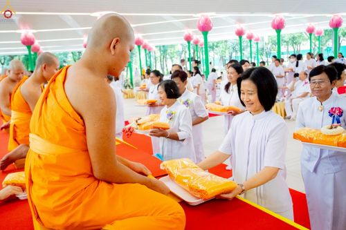 ภาพ No.227714:วันเสาร์ที่ 31 พฤษภาคม พ.ศ.2568 พิธีถวายผ้าไตรแด่สามเณรผู้เข้ารับการอุปสมบท , พิธีอุปสมบทสามเณรเตรียม DCI วัดพระธรรมกาย จ.ปทุมธานี