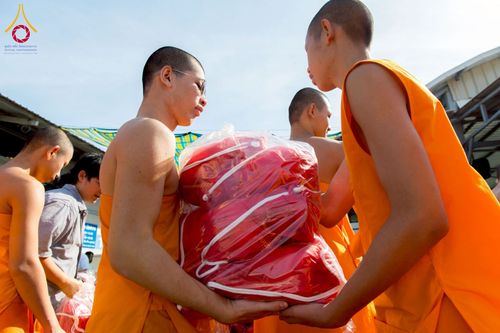 ภาพ No.273690:วันที่ 27 พฤศจิกายน พ.ศ. 2568 คณะศิษยานุศิษย์วัดพระธรรมกาย มูลนิธิธรรมกาย มอบอาหารและสิ่งของความช่วยเหลือให้พี่น้องชาวใต้ ผู้ประสบอุทกภัยน้ำท่วม