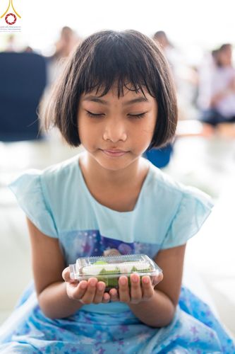 ภาพ No.122882:พิธีสวดพระพุทธมนต์ พิธีทอดผ้าบังสุกุล และพิธีถวายภัตตาหาร เป็นสังฆทานแด่พระภิกษุ สามเณร เนื่องในวันมหาปูชนียาจารย์ วันเสาร์ที่ 3 กุมภาพันธ์ พ.ศ. 2567 ณ หอฉันคุณยายอาจารย์ฯ วัดพระธรรมกาย