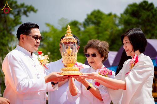 ภาพ No.255485:วันที่ 13 ตุลาคม พ.ศ. 2568 พิธีบรรจุพระบรมสารีริกธาตุ ผูกผ้า 7 สี เพื่อความเป็นสิริมงคล  และ ยกช่อฟ้า ประดิษฐานบนหลังคาอุโบสถวัดทุ่งเจริญธรรม ถวายบูชาธรรม 81 ปี หลวงพ่อธัมมชโย โดยคณะศิษยานุศิษย์ ณ วัดทุ่งเจริญธรรม อ.อมก๋อย จ.เชียงใหม่