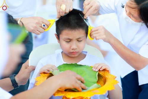 ภาพ No.132663:พิธีปลงผมยุวธรรมทายาท รุ่นที่ 32 มัชฌิมธรรมทายาท รุ่นที่ 28 ณ ลานธรรม วัดพระธรรมกาย วันเสาร์ที่ 30 มีนาคม พ.ศ. 2567