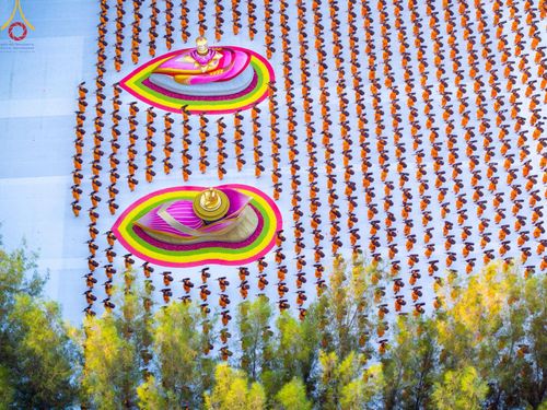 ภาพ No.189213:พระธรรมยาตราปฏิบัติธรรม และถ่ายภาพหมู่ประวัติศาสตร์ ในโครงการธรรมยาตรา กตัญญูบูชา มหาปูชนียาจารย์ พระมงคลเทพมุนี(สด จนฺทสโร) พระผู้ปราบมาร อนุสรณ์สถาน 7 แห่ง ปีที่ 13 วันที่ 4 มกราคม พ.ศ. 2568 ณ อนุสรณ์สถานมหาวิหารพระมงคลเทพมุนี (โลตัสแลนด์) อ.สองพี่น้อง