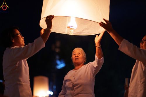 ภาพ No.175961:พิธีจุดประทีปโคมลาน, โคมลอยและลอยกระทง ถวายประทีปเป็นพุทธบูชา สร้างความสว่างไสวให้กับแผ่นดินด้วยแสงธรรม วันที่ 15 พฤศจิกายน พ.ศ. 2567 ณ พุทธอุทยานนานาชาติ อ.โพนพิสัย จ.หนองคาย