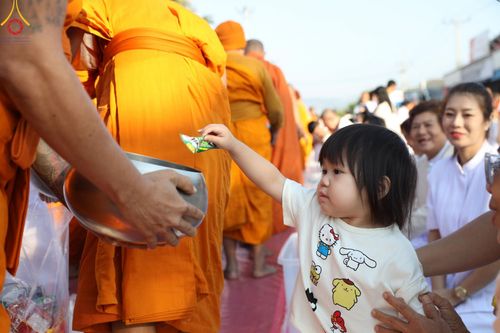 ภาพ No.184734:พิธีตักบาตรพระ 10,000 รูป ครั้งที่ 3 เนื่องในโอกาส 193 ปี จังหวัดกาญจนบุรี อุทิศส่วนกุศลให้แด่บรรพชน และเพื่อช่วยเหลือผู้ประสบภัยพิบัติต่างๆ วันเสาร์ที่ 21 ธันวาคม พ.ศ. 2567