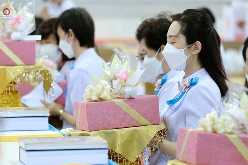 ภาพ No.85377:พิธีถวายมหาสังฆทานคณะสงฆ์ 2000 กว่าวัดทั่วประเทศปีที่ 23, พิธีถวายไทยธรรมคณะสงฆ์ 323 วัด 4 จังหวัดชายแดนภาคใต้, พิธีมอบปัจจัยช่วยเหลือครู 4 จังหวัดชายแดนภาคใต้ ณ สภาธรรมกายสากล วัดพระธรรมกาย ในวันสมาธิโลก อาทิตย์ที่ 6 สิงหาคม พ.ศ. 2566