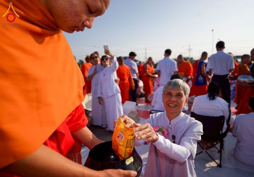 ภาพ No.276929:วันเสาร์ที่ 6 ธันวาคม พ.ศ. 2568 พิธีตักบาตรพระ 1,000 รูป อุทิศถวายพระราชกุศลสมเด็จพระนางเจ้าสิริกิติ์ พระบรมราชินีนาถ พระบรมราชชนนี พันปีหลวง และ ทำบุญเมืองลำปาง ครบรอบ 1,345 ปี ณ ลานพระบรมราชานุสาวรีย์สมเด็จพระนเรศวรมหาราชนครลำปาง อ.เกาะคา จ.ลำปาง