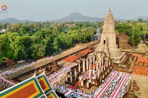 ภาพ No.58706:พิธีตักบาตรพระ ๑,๐๐๐ รูป สมโภชครบรอบ ๘๐๐ ปี พระบรมธาตุเมืองเชลียง ณ วัดพระศรีรัตนมหาธาตุ ราชวรวิหาร  (วัดพระปรางค์) ต.ศรีสัชนาลัย  อ.ศรีสัชนาลัย จ.สุโขทัย วันพฤหัสบดีที่ ๒๕ เมษายน พ.ศ. ๒๕๖๗