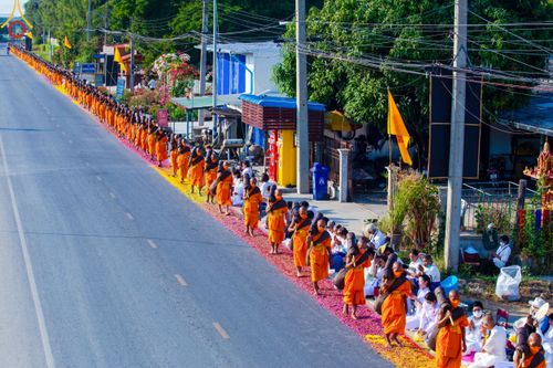 ภาพ No.110404:พิธีต้อนรับพระธรรมยาตรา ในโครงการธรรมยาตรากตัญญูบูชา มหาปูชนียาจารย์ พระมงคลเทพมุนี(สด จนฺทสโร) พระผู้ปราบมาร อนุสรณ์สถาน 7 แห่ง ปีที่ 12 วันที่ 11 มกราคม พ.ศ. 2567 ณ อนุสรณ์สถานลำดับที่ 3 สถานที่เกิดใหม่ในเพศสมณะ วัดสองพี่น้อง จ.สุพรรณบุรี