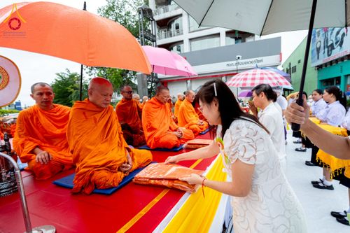 ภาพ No.226092:วันอาทิตย์ที่ 25 พฤษภาคม พ.ศ. 2568 พิธีตักบาตรพระ 1,000 รูปเมืองตรัง ครบรอบ 110 ปี เมืองทับเที่ยง ถวายเป็นพุทธบูชา ถวายเป็นพระราชกุศลแด่รัชกาลที่ 10 และอุทิศส่วนกุศลแด่อดีตเจ้าเมืองตรัง และบรรพบุรุษ ณ บริเวณหน้าศาลากลางจังหวัดตรัง ถนนพระราม 6