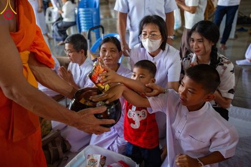 ภาพ No.115486:พิธีตักบาตรฉลองพระใหม่ ในโครงการอุปสมบทหมู่บูชาธรรม 115 ปี คุณยายอาจารย์มหารัตนอุบาสิกาจันทร์ ขนนกยูง วันที่ 19  มกราคม พ.ศ. 2567 ณ มหารัตนวิหารคด วัดพระธรรมกาย