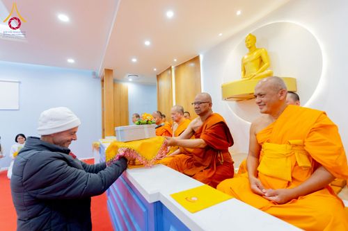 ภาพ No.233298:วันอาทิตย์ที่ 6 กรกฎาคม พ.ศ. 2568 พิธีถวายมหาสังฆทานแด่คณะสงฆ์ทั่วโลกและพิธีตักบาตรเนื่องในวันเข้าพรรษา  ณ วัดพุทธเคปทาวน์ ประเทศแอฟริกาใต้