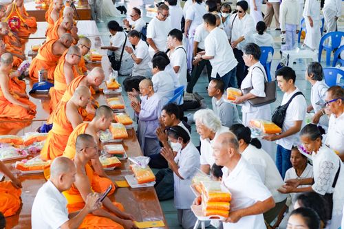 ภาพ No.198076:พิธีถวายภัตตาหารแด่พระภิกษุ สามเณร  บูชาธรรมคุณยายอาจารย์มหารัตนอุบาสิกาจันทร์ ขนนกยูง เนื่องในวาระวันคล้ายวันเกิดครบ 116 ปี วันอาทิตย์ที่ 19 มกราคม พ.ศ. 2568 ณ หอฉันคุณยายอาจารย์ฯ วัดพระธรรมกาย